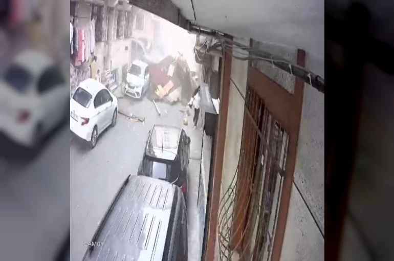 Esenler’de fırtınada çatı sokağa uçtu: Çocuklar çatının altında kalmaktan son anda kurtuldu