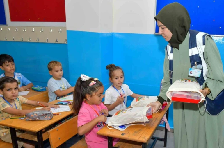 Esenyurt Belediyesi 26 bin öğrenciye kırtasiye seti dağıttı