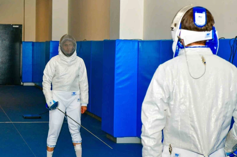 Esenyurt Belediyesi, gençleri disiplin ve stratejinin sporu eskrim ile buluşturuyor