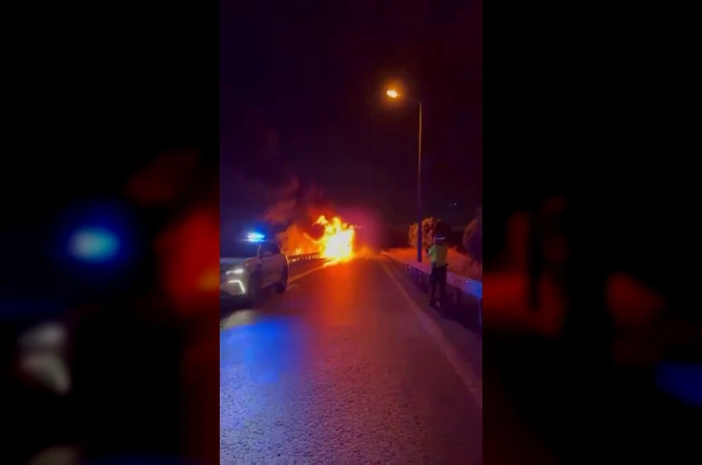 Esenyurt TEM’de tır alevlere teslim oldu
