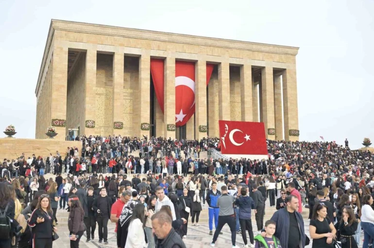 Esenyurtlu gençler Anıtkabir’i ziyaret etti