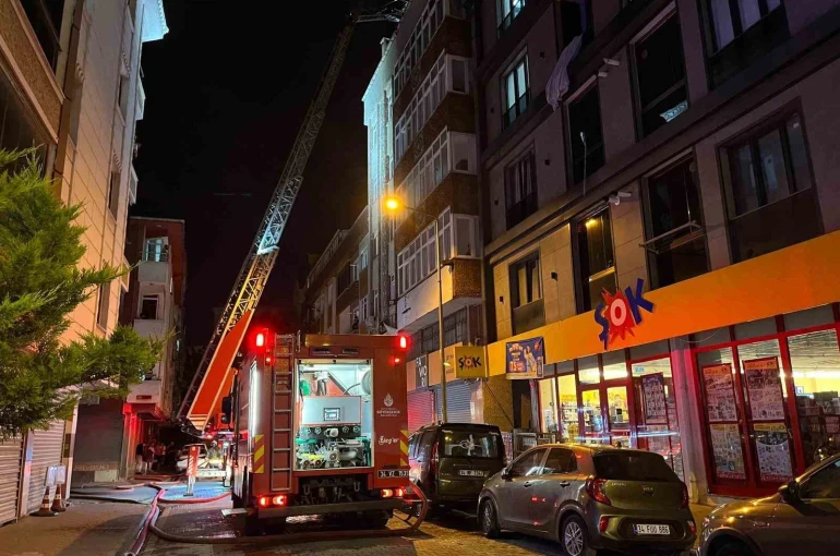 Esenyurt’ta 4 katlı binanın çatısında yangın