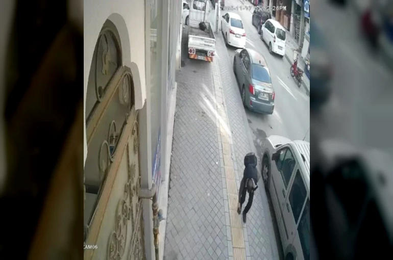 Esenyurt’ta düşen cüzdanı çaldı, sosyal medyada görünce iade etti 