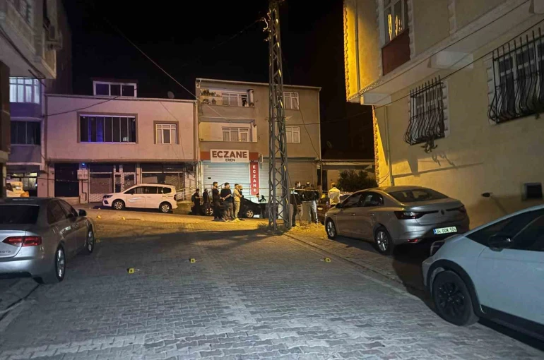 Esenyurt’ta iki grup arasında silahlı çatışma kamerada
