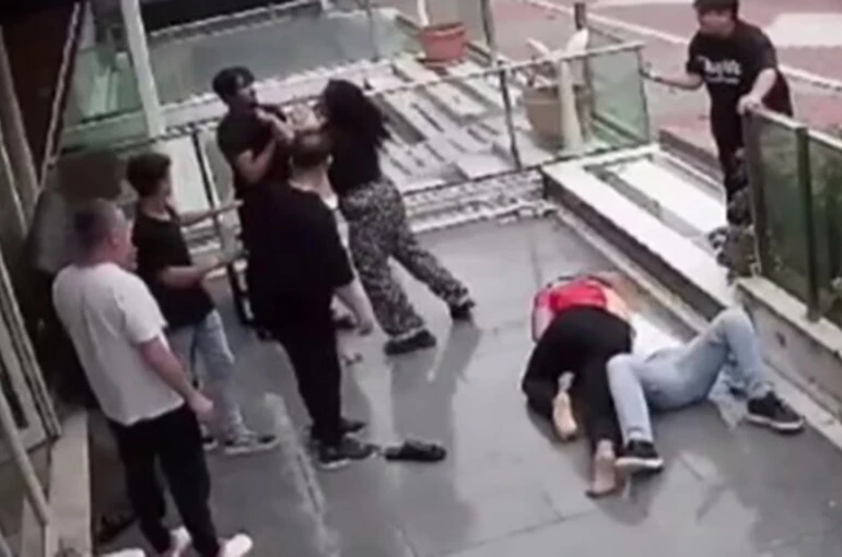 Esenyurt’ta iki grup arasında yumruk yumruğa kavga çıktı: o anlar kamerada