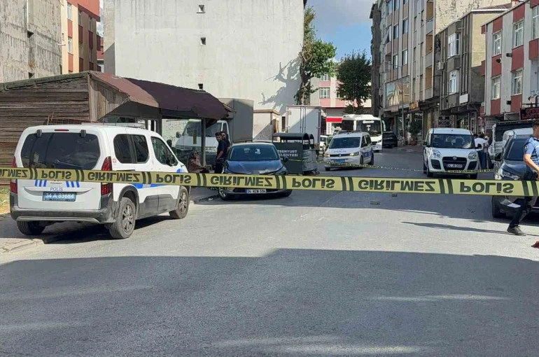 Esenyurt’ta kanlı pusu: 2 kişi silahla vuruldu
