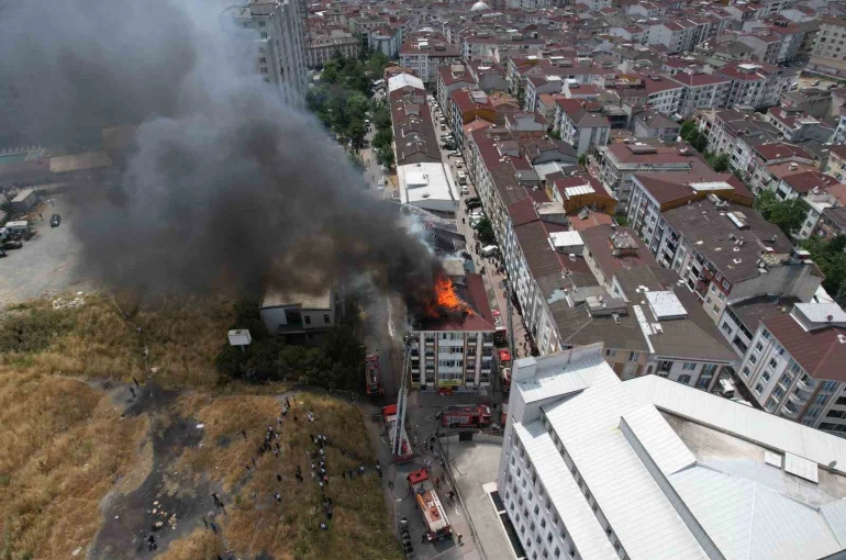 Esenyurt’ta korkutan çatı yangını: 4 binanın çatısına sıçradı