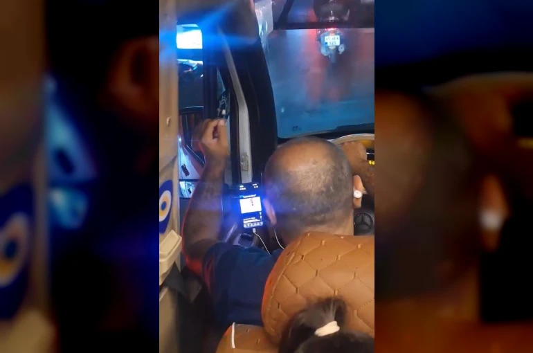 Esenyurt’ta minibüs şoförünün seyir halindeyken video izlediği anlar kamerada