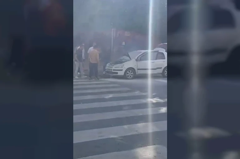 Esenyurt’ta okul önünde park halinde olan araç yandı