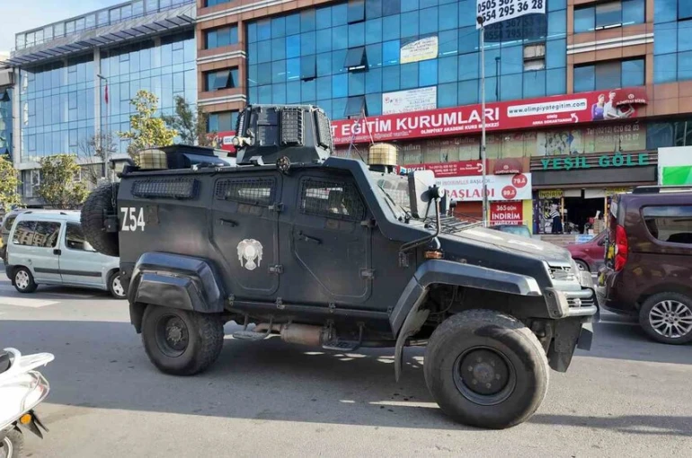 Esenyurt’ta otele el bombası atıldı