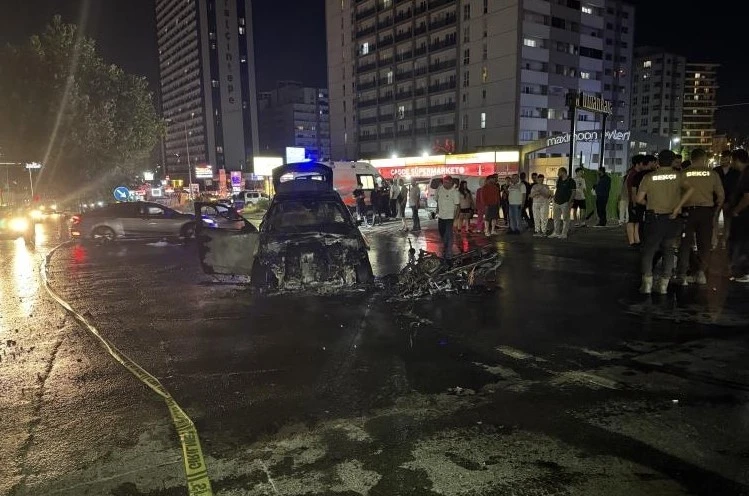 Esenyurt’ta otomobil ile motosiklet çarpıştı: Araçlar alevlere teslim oldu