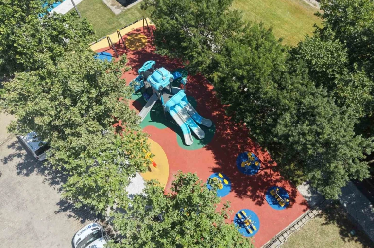 Esenyurt’ta parklar yenileniyor, çocuklar güvenle oynuyor