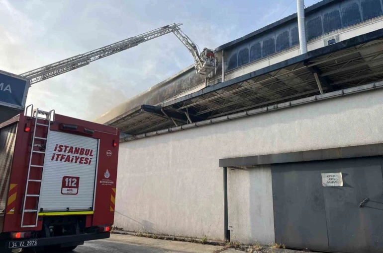 Esenyurt’ta plastik poşet fabrikasında yangın
