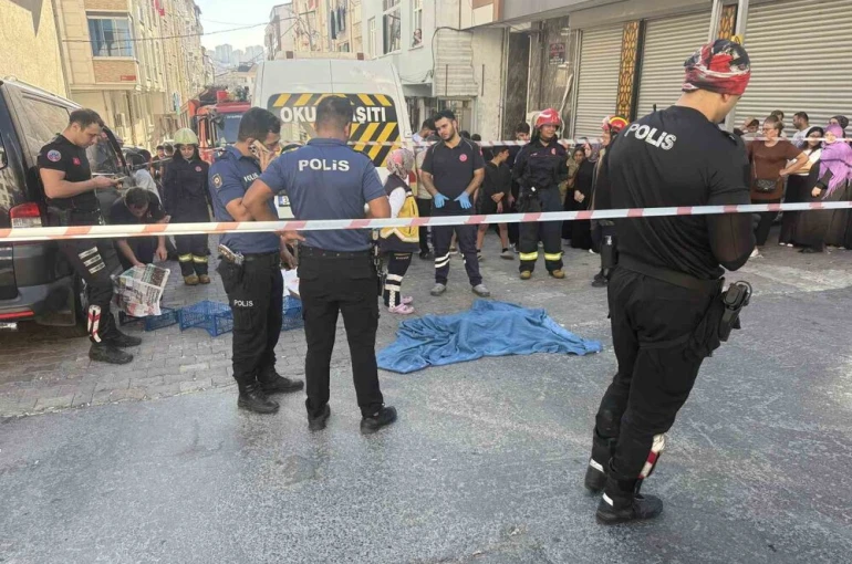 Esenyurt’ta servis minibüsü anne-oğula çarptı: 1 yaşındaki çocuk öldü