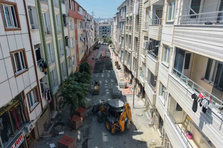 Esenyurt’ta yol yenileme çalışmaları aralıksız sürüyor