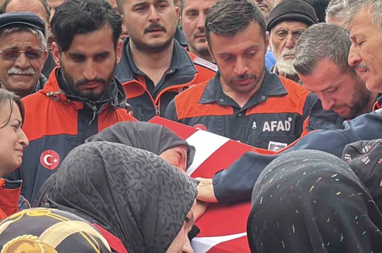 Eşi tabutuna son kez sarıldı, babası namazını kıldırdı: AFAD personeline hüzünlü veda