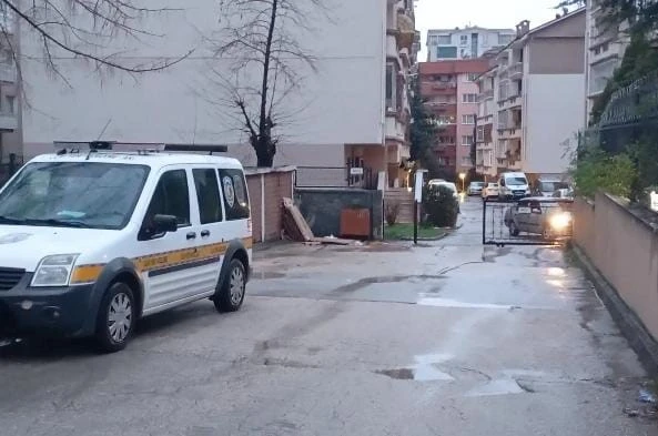 Eşi tarafından darp edilen kadın çocuğu ile birlikte camiye böyle sığındı