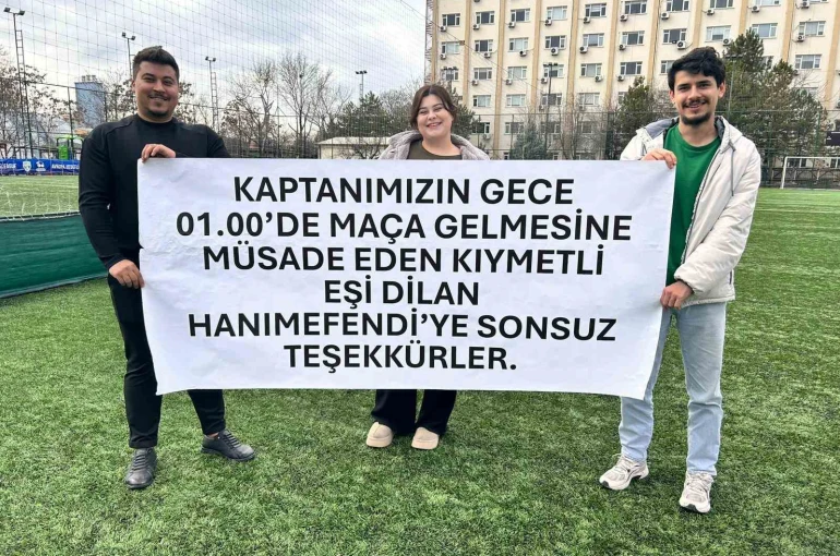 Eşine halı saha izni veren kadına pankartlı teşekkür