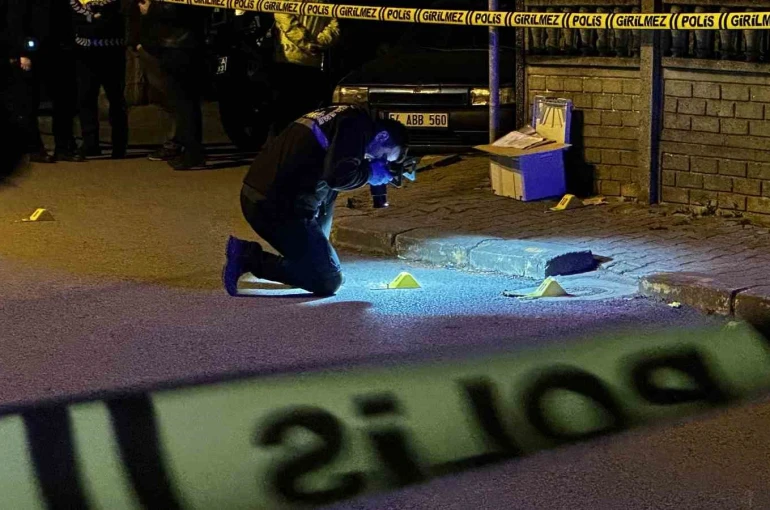 Eşinin KADES ihbarıyla eve gelen polislere ateş açtı