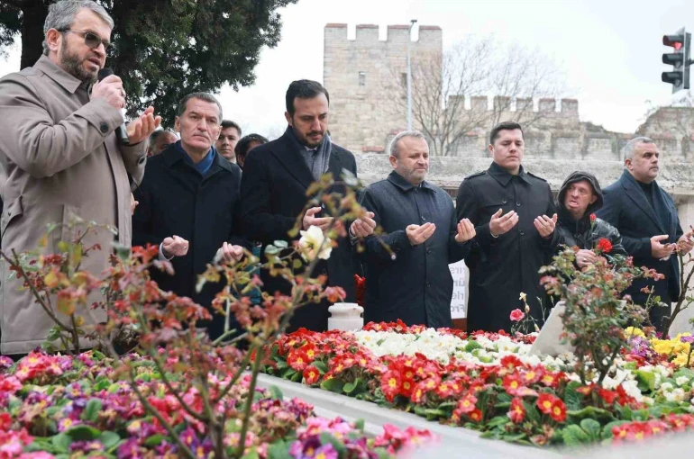 Eski Başbakan Necmettin Erbakan’ı kabri başında anıldı
