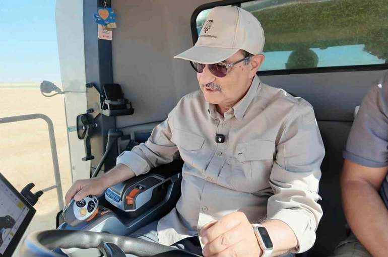Eski Enerji ve Tabii Kaynaklar Bakanı Dönmez buğday hasadında katıldı