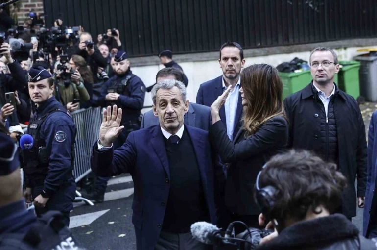 Eski Fransa Cumhurbaşkanı Sarkozy adli kontrol şartıyla serbest bırakıldı