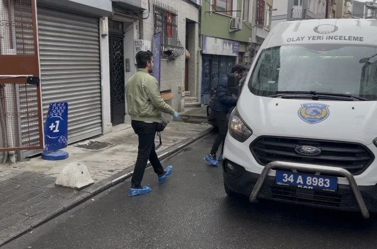 Eski kız arkadaşının evinde gördüğü adamı bıçakladı