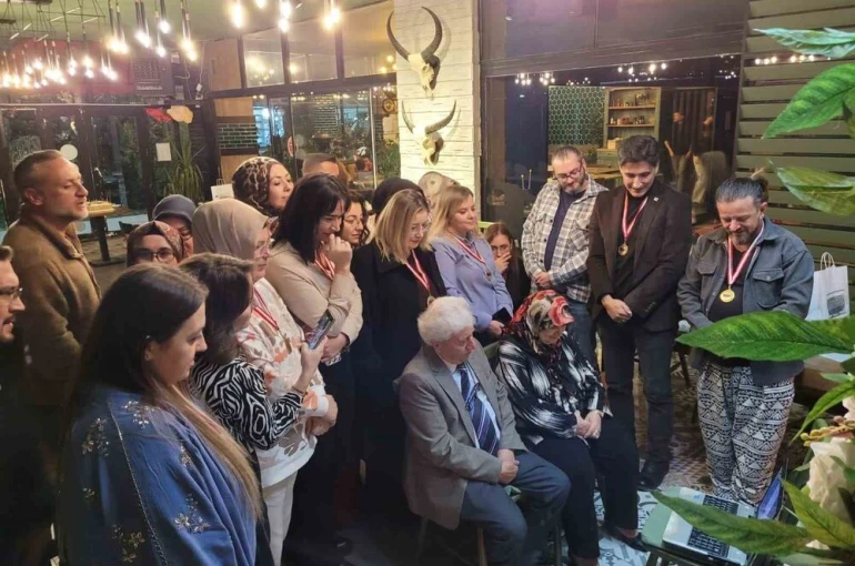 Eski öğrencilerinden emekli öğretmene duygulandıran Öğretmenler Günü sürprizi
