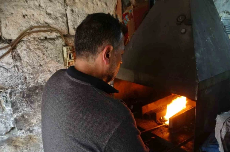 Eski yöntemlerle ürettiği kebap şişlerini 15 ülkeye ihraç ediyor