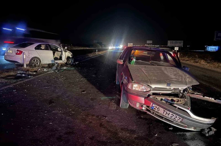 Eskişehir-Ankara yolunda iki otomobil çarpıştı: 5 yaralı 