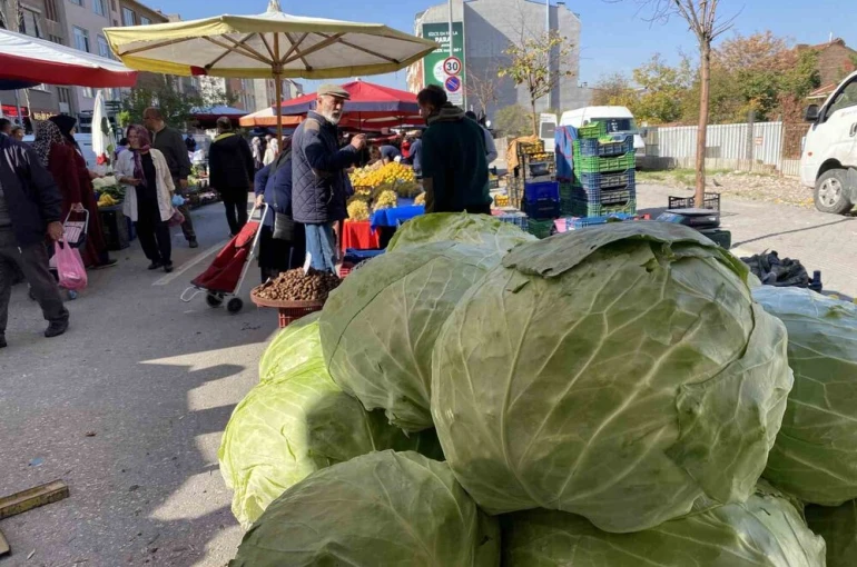 Eskişehir pazarında devasa lahanalar