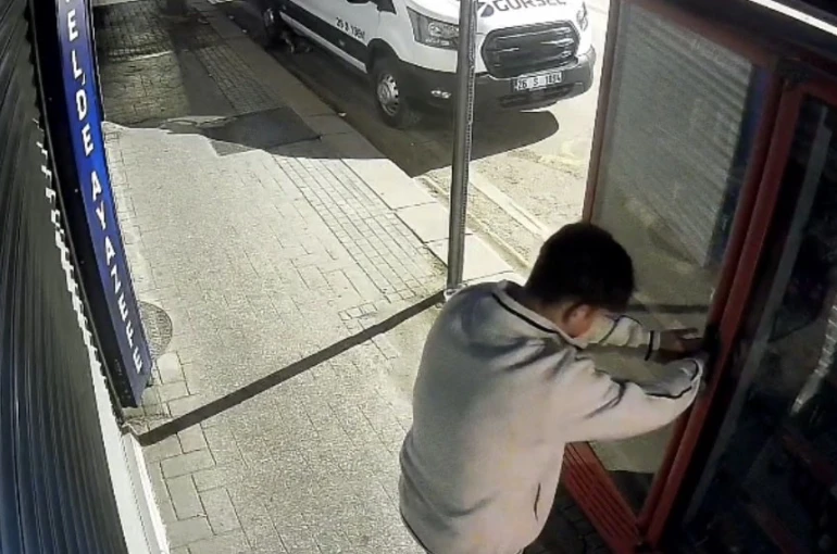 Eskişehir’de 2 çocuk kilitli meşrubat dolabını böyle zorladı 