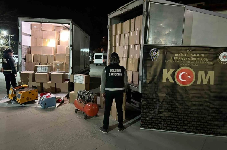 Eskişehir’de 5 milyon 800 bin makaron ve kilolarca kaçak tütün ele geçirildi