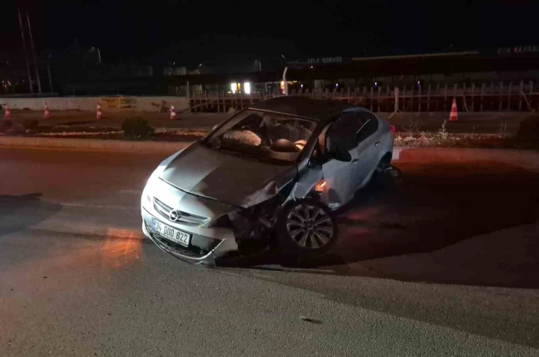 Eskişehir’de alkollü sürücünün kullandığı otomobil orta refüjdeki tabelayı devirdi
