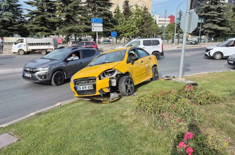 Eskişehir’de araç ile çarpışan otomobil kavşaktaki refüje çıktı