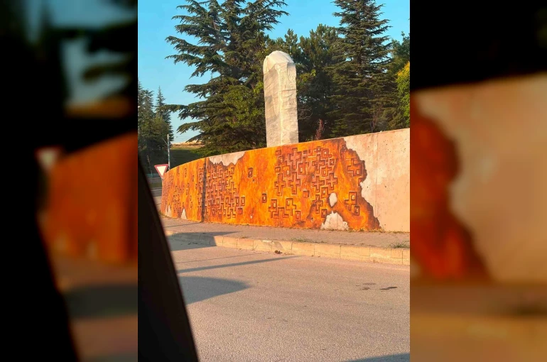 Eskişehir’de bir parkın duvarlarındaki haç figürlerine tepki