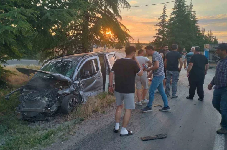 Eskişehir’de hafif ticari araç ile traktör çarpıştı: 2 yaralı