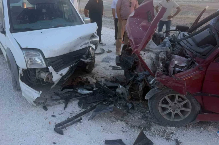 Eskişehir’de iki araç kafa kafaya çarpıştı: 1’i ağır 3 yaralı