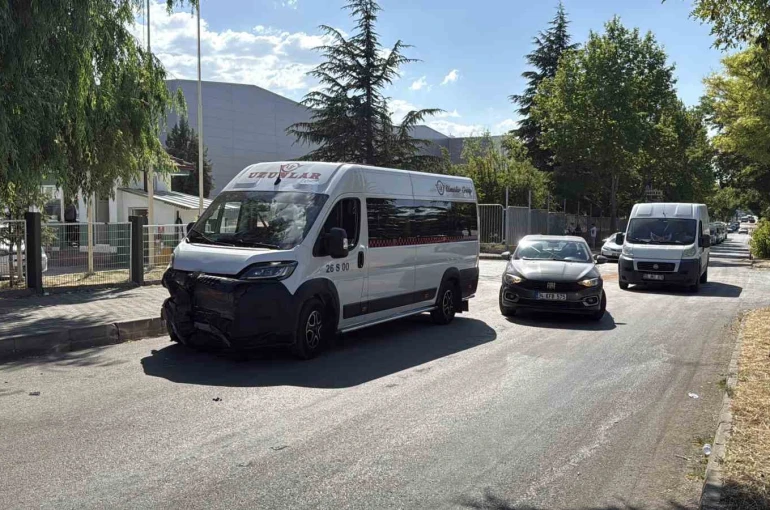 Eskişehir’de işçi servisi ile otomobil çarpıştı: 11 yaralı