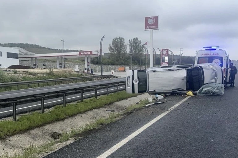 Eskişehir’de ıslak yolda kontrolden çıkan araç yan yattı: 4 yaralı