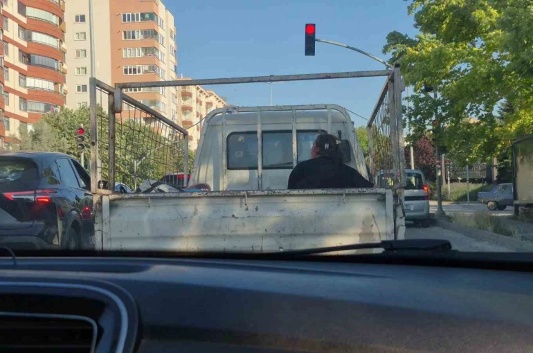 Eskişehir’de kamyonet kasasında tehlikeli yolculuk