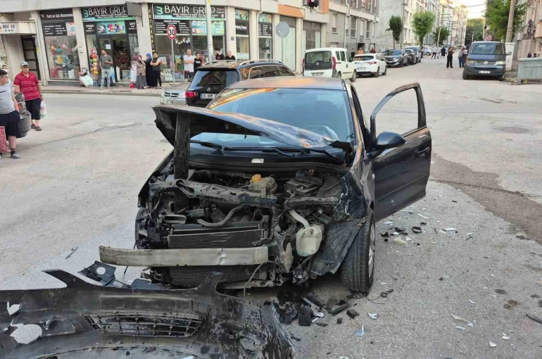 Eskişehir’de kavşakta 2 araç çarpıştı: 2 yaralı