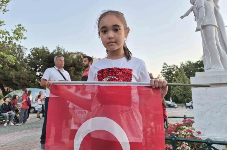 Eskişehir’de miniklerden 15 Temmuz’da anlamlı Sancak Koşusu