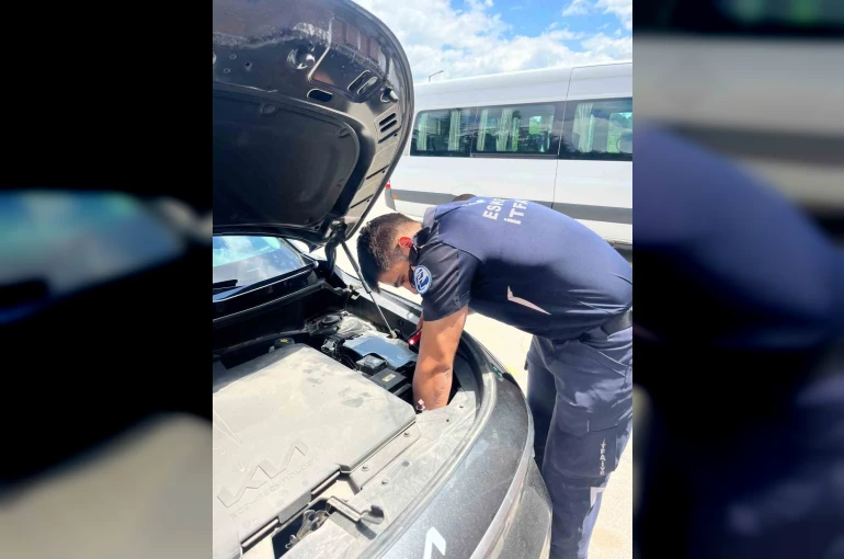 Eskişehir’de motor bölümüne sıkışan kediyi itfaiye ekipleri kurtardı