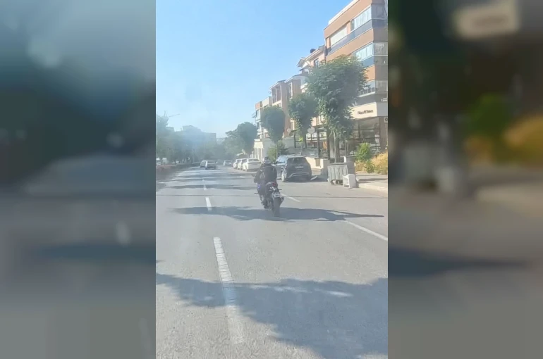 Eskişehir’de motosiklet sürücüsünün tehlikeli şovu kask kamerasına yansıdı