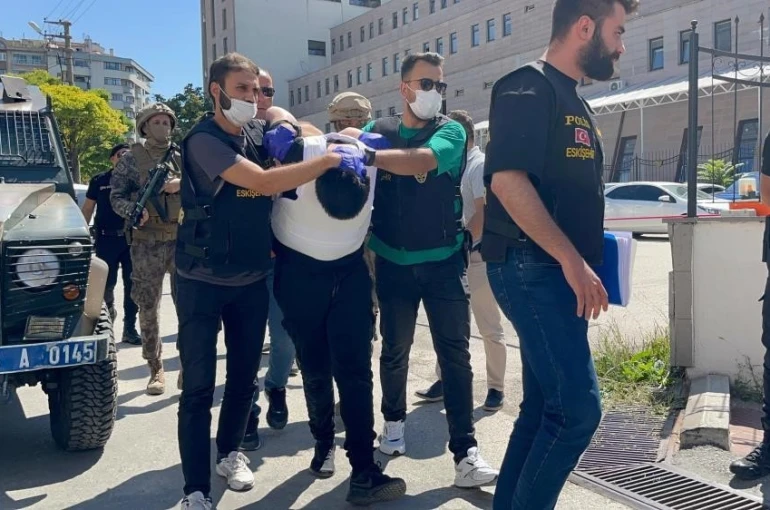 Eskişehir’de neo-nazi sembolü olan hücum yeleği ile 5 kişiyi bıçaklayan saldırgan hayatını kaybetti