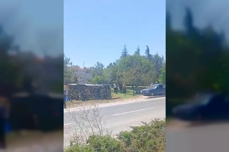 Eskişehir’de otomobil yol kenarına devrildi