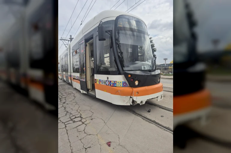 Eskişehir’de otomobille tramvay çarpıştı: 2 yaralı