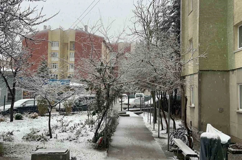 Eskişehir’de sabah saatlerinde kar yağışı etkili oldu