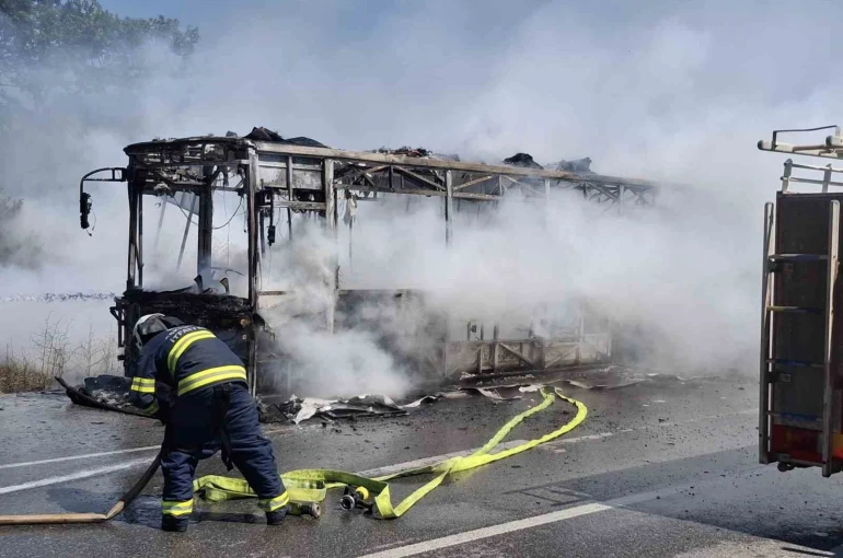 Eskişehir’de seyir halindeki belediye otobüsü yanarak kullanılamaz hale geldi